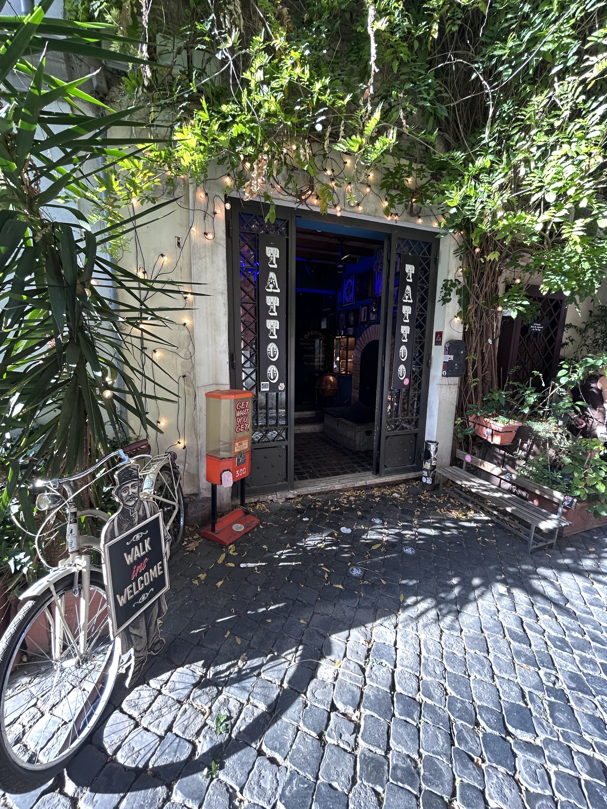 Esterno dello studio a Trastevere