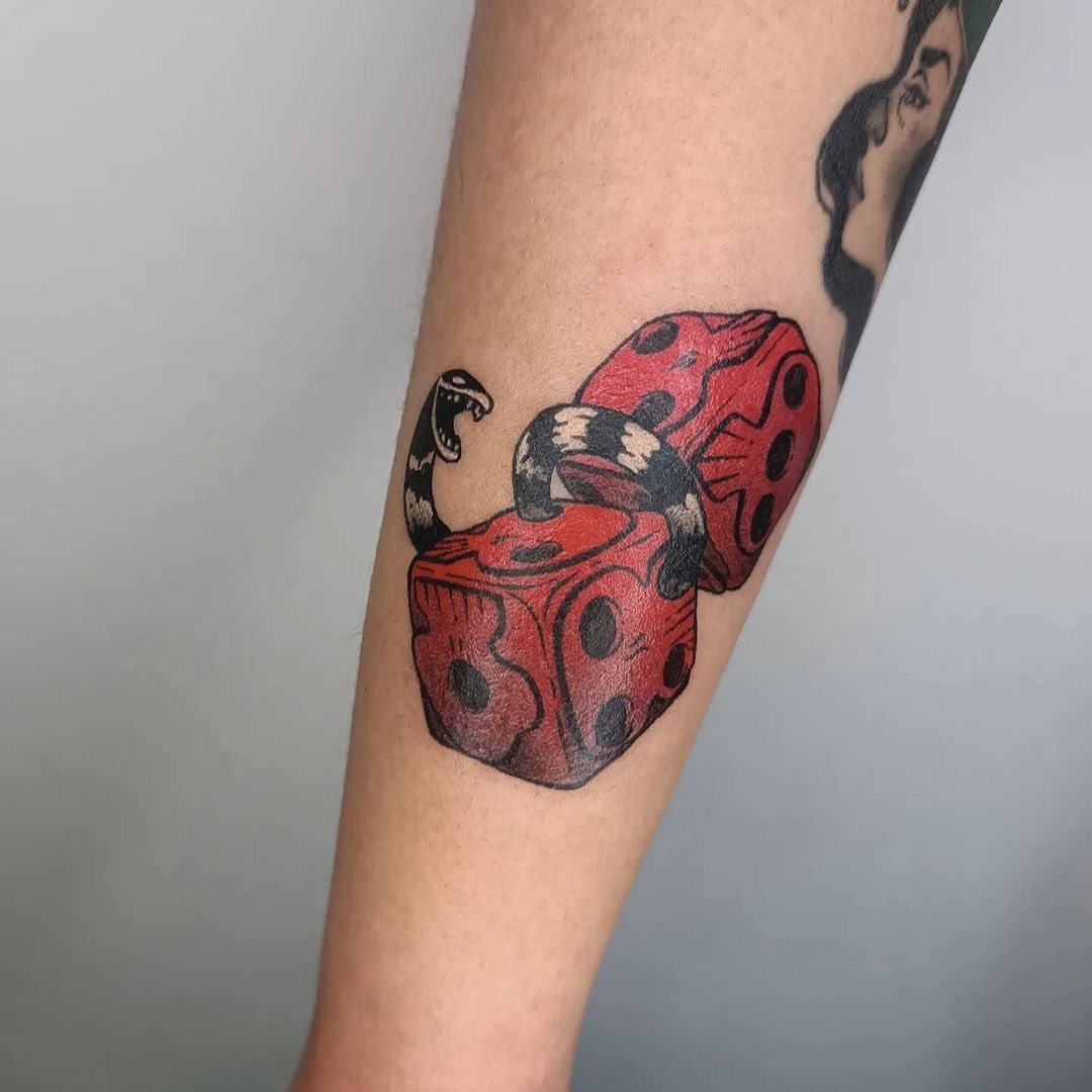 Tatuaggio con dadi e serpente