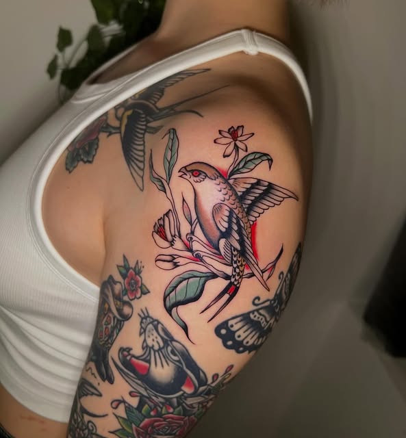 Tatuaggio tradizionale con uccello e fiori